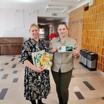 dyrektor szkoły p. Elżbieta Dorota Sokólska i pani Maria Jolanta Stypułkowska z Nadleśnictwa Dojlidy