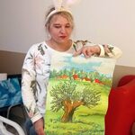 Nauczycielka jako zajączek prezentuje dzieciom wiosenny pejzaż