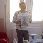 Nauczycielka prezentuje dzieciom wiersz Idzie wiosna