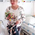 Nauczycielka w przebraniu za zajączka trzyma worek z przedmiotami o tematyce wiosennej