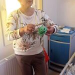 Nauczycielka w przebraniu za zajączka prowadzi zabawę z instrumentami, gra na drewnianej żabie