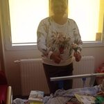 Nauczycielka w przebraniu za zajączka gra na grzechotkach - biedronce i pszczółce prowadząc zabawę