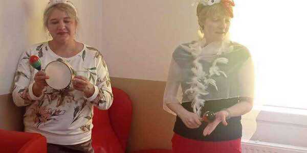 Uczestnicy spotkania na powitanie wiosny podczas zabawy z instrumentami