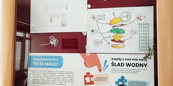 gazetka szkolna zrobiona przez uczniów przy sekretariacie