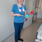 Nauczycielka jako wielkanocy Króliczek prowadzi zabawę używając dużą łyżkę i śmingusówki