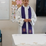 Ksiądz Marek Gryko głosi słowo Boże podczas mszy na oddziale psychiatrii stacjonarnej