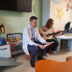 Śpiew piosenek podczas drogi krzyżowej na oddziale onkologii