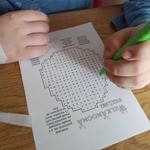 Dziecko w trakcie rozwiązywania wykreślanki wielkanocnej