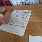 Uczeń rozwiązujący wykreślankę wielkanocną