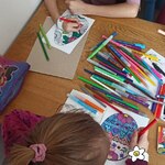 Uczniowie w trakcie warsztatów wielkanocnych