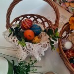 Kolorowe pisanki w wielkanocnym koszyczku