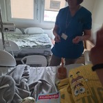 Nauczycielka przy łóżku pacjenta