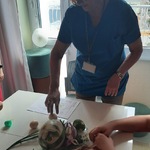 Nauczycielka robi eksperyment
