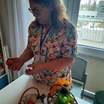 Nauczycielka trzyma pisankę