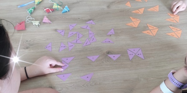 Uczniowie układają puzzle Działania na liczbach całkowitych