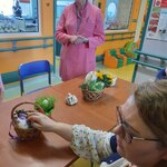 nauczycielka opowiada o pisankach i kraszankach