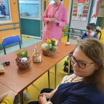 nauczycielki słuchają wypowiedzi dziecka o tradycji koszyka ze święconką w jego rodzinie