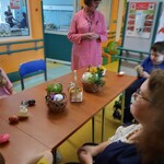 nauczycielka opowiada o zwyczajach wielkanocnych