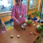 nauczycielka pokazuje i wyjaśnia doświadczenie z jajkiem