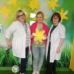 Nauczycielki na tle słonecznej wystawy