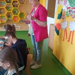 Pani Ania przygląda się pracy dzieci