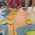 Pani Ania tłumaczy jak wykonać pracę plastyczną