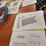 spotkanie z okazji dnia książki, widoczne teksty z ukrytymi tytułami książek