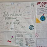 Plakaty z napisami Jak zdrowo żyć, Jak zdrowo spędzać czas, Jak rozładować stres, złość i emocje