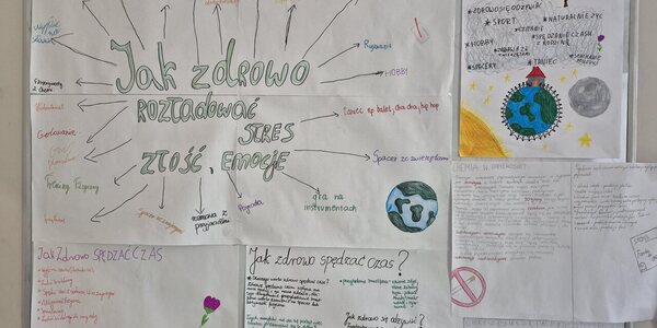 Plakaty z napisami Jak zdrowo żyć, Jak zdrowo spędzać czas, Jak rozładować stres, złość i emocje