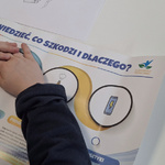 Uczniowie oglądają ulotki o szkodliwości uzywek.jpg
