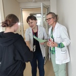 Uczennica dostaje dyplom i nagrodę