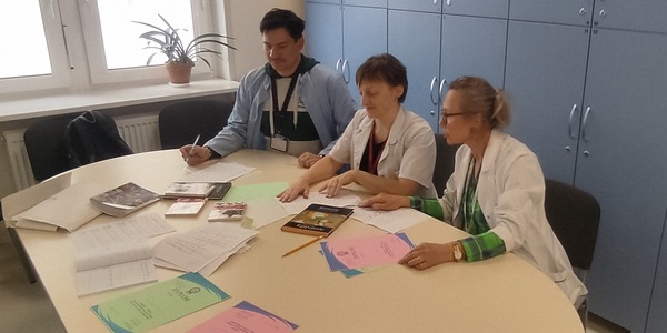 Nauczyciele matematyki sprawdzają prace konkursowe