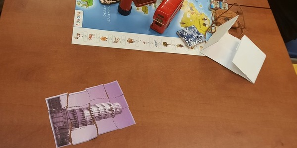 ułożone puzzle ze słynnymi budowlami