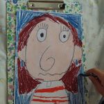 Portret mamy w koszuli w paski