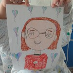 Portret mamy w okularach