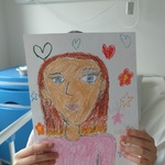 Portret mamy w różowej bluzie