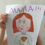 Portret mamy z tęczowym sercem
