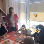 Nauczycielka i dzieci przy stole