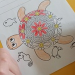 Portret żółwia z czerwonymi kwiatkami