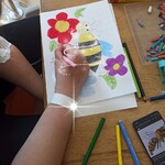 Uczennica maluje swoją pracę