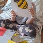 Uczennica pokazuje wykonaną przez siebie pszczółkę