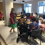 Nauczycielka Anna Białous prowadzi grę Pary nie do pary