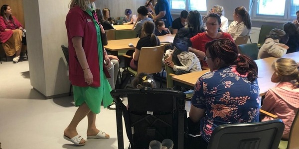 Nauczycielka Anna Białous prowadzi grę Pary nie do pary