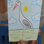 Dziecko pokazuje portret bociana