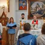 Nauczycielka Anna Łaszcz odczytuje wezwania modlitwy wiernych