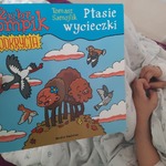 dziecko z książką T. Samojlika o żubrze Pompiku