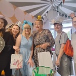 Nauczyciele w przebraniach do przedstawianych wierszy