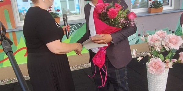 Pani Dyrektor wręcza medal Radnemu Miasta Białystok