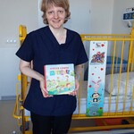 Nauczycielka prezentuje Wielką Ksiągę Wakacji