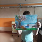 Stojące dziecko prezentuje pracę konkursową z jeżem.